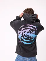 Canguro con capucha de color bordó, con diseño estampado en la espalda en tonos amarillos y blancos, y detalle de parche en la manga. Posee corte holgado y puños elásticos.