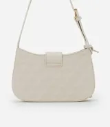 Cartera baguette pequeña color marrón con textura en relieve, correa ajustable, cierre con cremallera y solapa con detalle de colgante.