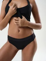 Bombacha de tiro medio confeccionada en algodón rib, con cintura elástica con logo y diseño cómodo.