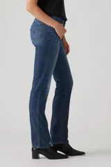 Jean azul de corte recto, tiro alto y efecto "shaping" para realzar la figura.