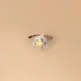 Anillo de sello con diseño de cruz, elaborado en plata 925 con aplique central de cruz en oro 18k y fondo texturizado.