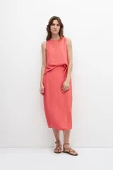 Falda midi fucsia con estampado floral.