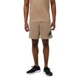 Short deportivo color tostado de New Balance, modelo Tenacity Training, con logo estampado en negro en la pierna izquierda. Confeccionado en tejido doble de poliéster con tecnología NB DRY.