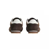 Championes Vans modelo Super Lowpro, de perfil bajo, confeccionados en gamuza marrón con detalles en cuero blanco en los laterales y el talón. Presentan cordones blancos y suela de goma color caramelo.