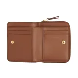 Billetera compacta Marc Jacobs, confeccionada en cuero premium color marrón. Presenta un diseño plegable con cierre perimetral, múltiples ranuras para tarjetas y cierre a presión con herrajes dorados.