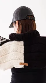 Gorra estilo baseball confeccionada en cuero negro, con diseño clásico de seis paneles y visera curva. Cuenta con sistema de ajuste posterior.