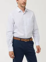 Camisa de manga larga RKF con estampado de cuadrícula fina en tonos azules sobre fondo blanco. Presenta cuello italiano, cierre frontal con botones y un bolsillo en el pecho con el logo de la marca bordado.