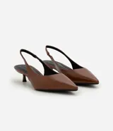 Zapato tipo slingback de punta fina en color marrón, con tira trasera ajustable y tacón bajo tipo kitten heel.