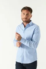 Camisa blanca de hombre, de corte slim, con cuello italiano y logo bordado.