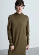Vestido midi de punto fino en color verde oliva, con cuello alto tipo perkins, manga larga y diseño recto con terminaciones en canalé.