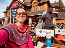 Sweater tejido a mano en lana de color fucsia con diseño geométrico multicolor.