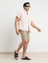 Camisa de manga corta con botones, a rayas verticales color rojo y blanco, con bolsillo en el pecho.