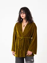Kimono de terciopelo color verde oliva, con mangas largas amplias, abertura frontal y lazo ajustable en la cintura.