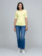 Remera de algodón con cuello redondo y mangas cortas, de corte ajustado al cuerpo. Presenta el logotipo de la marca estampado en el centro del pecho.
