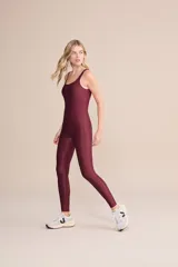 Jumpsuit largo de una pieza, color bordó, con diseño ajustado, escote redondo y tirantes anchos. Confeccionado en tejido con acabado satinado y elástico.