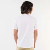 Remera blanca de manga corta con cuello tunecino y tres botones frontales.
