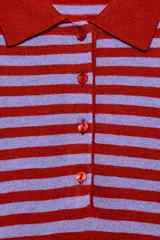 Jersey de punto con diseño a rayas horizontales en color rojo y lila, cuello solapa tipo polo con cierre frontal de botones y manga larga.
