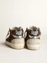 Zapatillas Golden Goose modelo Mid Star de media caña, con estampado de leopardo, estrella negra de cuero en el lateral, detalles en gamuza gris y cordones grises.