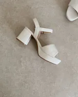 Sandalia de cuero vacuno color blanco, con plataforma y taco cuadrado de 7 cm de altura.
