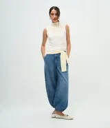 Blusa sin mangas de corte regular, confeccionada en una mezcla de algodón y modal, con cuello alto y diseño ajustado al cuerpo.