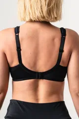 Soutien deportivo reductor negro con aro, confeccionado en jersey y tela de faja en la espalda para mayor sujeción. Breteles acolchados regulables, escote alto con detalle de puntilla y ganchos reforzados en la espalda.