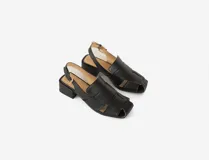 Sandalias de cuero negro con tiras anchas entrecruzadas, punta cuadrada, talón abierto con pulsera ajustable y hebilla metálica, y taco ancho medio.