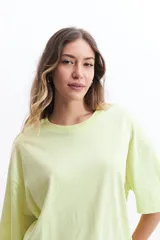 Remera de manga corta, corte oversize, color verde lima pálido. Presenta cuello redondo con terminación acanalada.