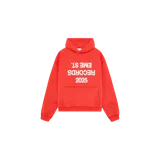Hoodie oversize color rojo tomate de Eme Studios, con capucha, bolsillo frontal tipo canguro y estampado gráfico invertido en el pecho con texto en blanco.