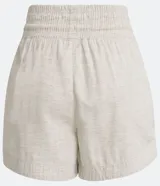 Short runner color beige, de cintura media con elástico y lazo ajustable. Confeccionado en algodón y lino, con bolsillos laterales.