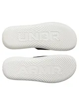 Sandalias tipo ojota Under Armour modelo Ignite Pro 8, con diseño ergonómico. Presentan una correa ajustable negra con logo grabado y una suela gruesa de EVA en color blanco con textura ranurada para mayor tracción y estabilidad.