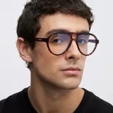 Lentes blueblocker con armazón estilo aviador en estampado carey. Cuentan con protección contra luz azul y UV400, diseñados para el uso frente a pantallas digitales.
