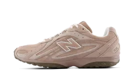 Championes New Balance modelo 204L en tono beige, confeccionados en gamuza con detalles de costuras y logo lateral característico de la marca. Presenta suela de goma texturizada y cierre mediante cordones.