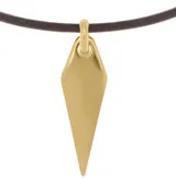 Gargantilla de cuero marrón con dije dorado en forma de flecha.