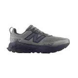Championes de trekking New Balance modelo Garoe V2, color gris con entresuela morada, suela con tecnología AT Tread y amortiguación Fresh Foam.