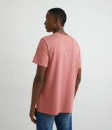 Remera de manga corta y cuello redondo, confeccionada en algodón peruano de alta calidad. Presenta un diseño liso y corte cómodo, ideal para uso diario.