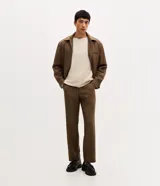 Pantalón de vestir masculino Marfinno de corte recto y diseño sastre, color marrón, con cintura con pasantes, cierre tradicional y bolsillos.