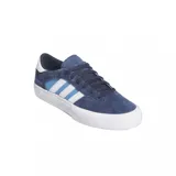 Championes adidas Matchbreak Super de estilo skate, confeccionados en gamuza azul marino con las icónicas tres tiras laterales en blanco y celeste. Presentan una suela de goma blanca vulcanizada y detalle de logo en el talón.