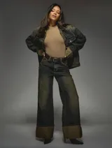 Jean tiro alto, wide leg, de lavado oscuro con efecto desgastado y dobladillo ancho en el ruedo.