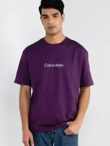 Remera de corte relaxed confeccionada en algodón, con cuello redondo, mangas cortas y logo de la marca estampado en el centro del pecho.