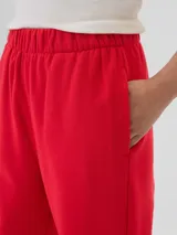Pantalón deportivo de corte holgado con cintura elástica y puños acanalados en los tobillos.