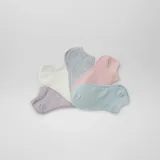 Pack de cinco pares de medias invisibles en colores pastel: blanco, gris, lavanda, rosa y celeste.