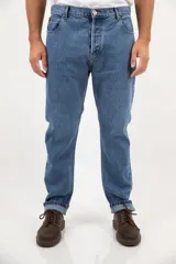 Pantalón jean de corte recto clásico con cinco bolsillos, botones de cobre y costuras color camel.