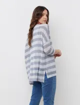 Buzo de tejido calado con diseño de rayas horizontales en tonos gris y blanco, cuello redondo y mangas tres cuartos. Incluye musculosa interna básica a tono.