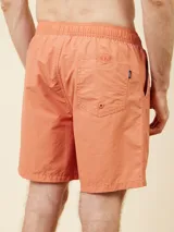 Short de baño estilo volley de color liso verde claro, con cintura elástica y cordón de ajuste trenzado.