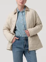 Campera acolchada de nylon con diseño de rombos, cuello de pana en contraste y cierre frontal metálico. Cuenta con bolsillos frontales y un diseño funcional ideal para climas fríos.