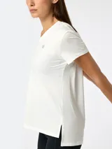 Remera deportiva de manga corta y cuello en V color blanco, confeccionada con tecnología Aircool. Presenta un pequeño logo reflectante en el pecho.