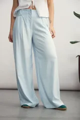 Pantalón de corte sastrero y tiro alto, color celeste, con pinzas frontales y diseño de pierna ancha.
