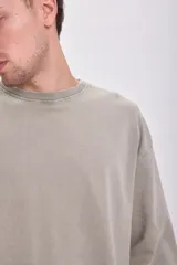 Buzo de cuello redondo con diseño básico y corte holgado, confeccionado en tejido de algodón con efecto lavado.