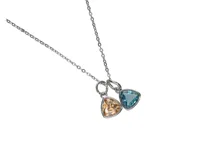 Collar de acero plateado con cadena de eslabones y dos dijes triangulares de circonia, uno celeste y otro anaranjado.