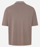 Remera polo oversized color beige, con escote en V, cuello con detalle interno en tono contrastante y mangas cortas. Presenta un estampado con el lettering "Sport Club Members Only" en el pecho.